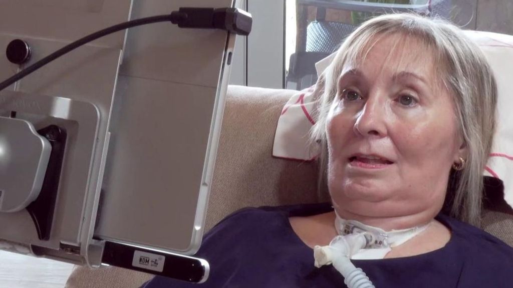María del Carmen tiene ELA, solo mueve los ojos y clama contra el copago: "El código postal no puede decidir si mueres"