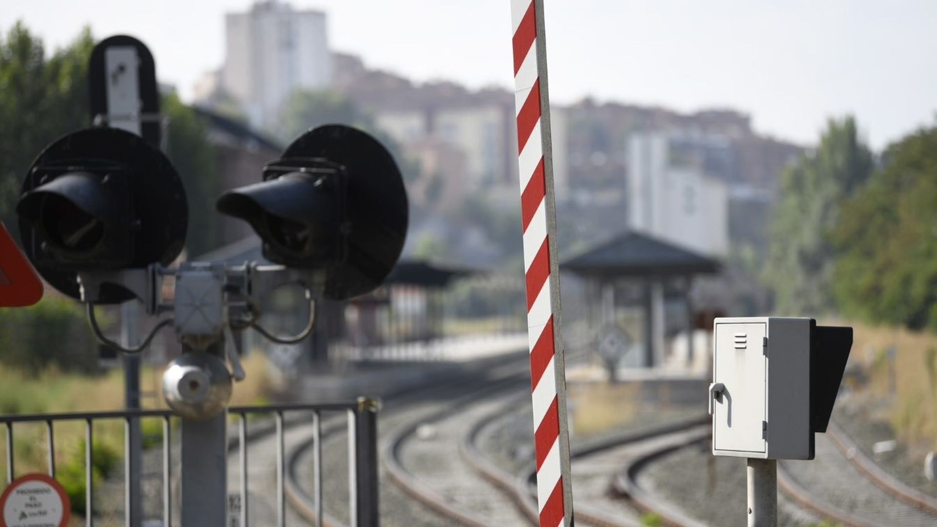 Retrasos en los trenes de alta velocidad entre Valladolid y Madrid por una caída en el suministro eléctrico Retrasos en los trenes de alta velocidad entre Valladolid y Madrid por una caída en el suministro eléctrico