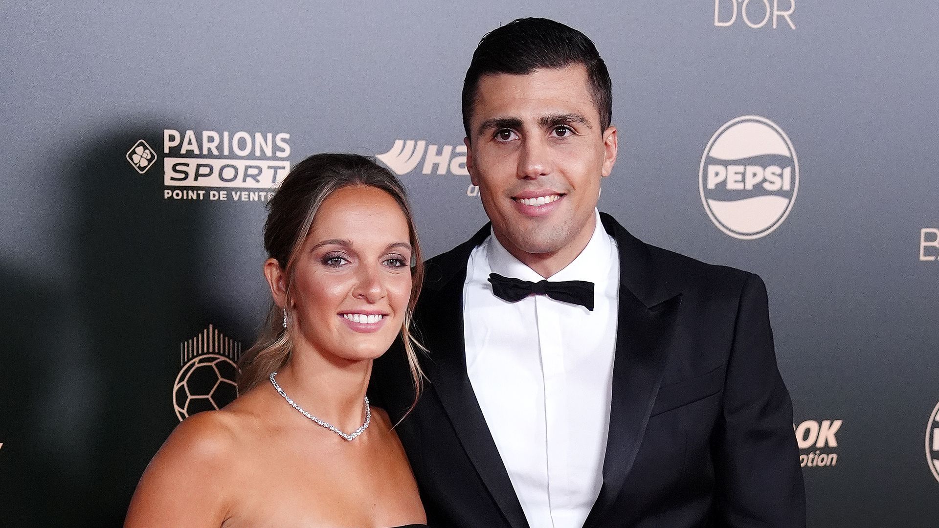 Rodrigo Hernández Cascante y Laura Iglesias en la alfombra roja del Balón de Oro