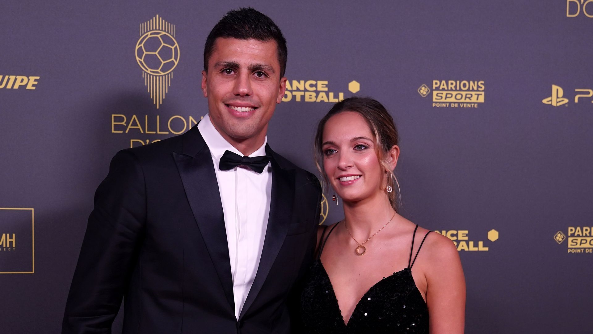 Rodrigo Hernández Cascante y Laura Iglesias en la alfombra roja del Balón de Oro