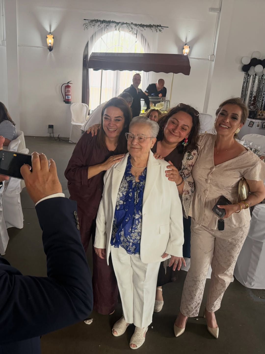 Toñi con sus hermanas y su madre, en la comunión de su sobrino