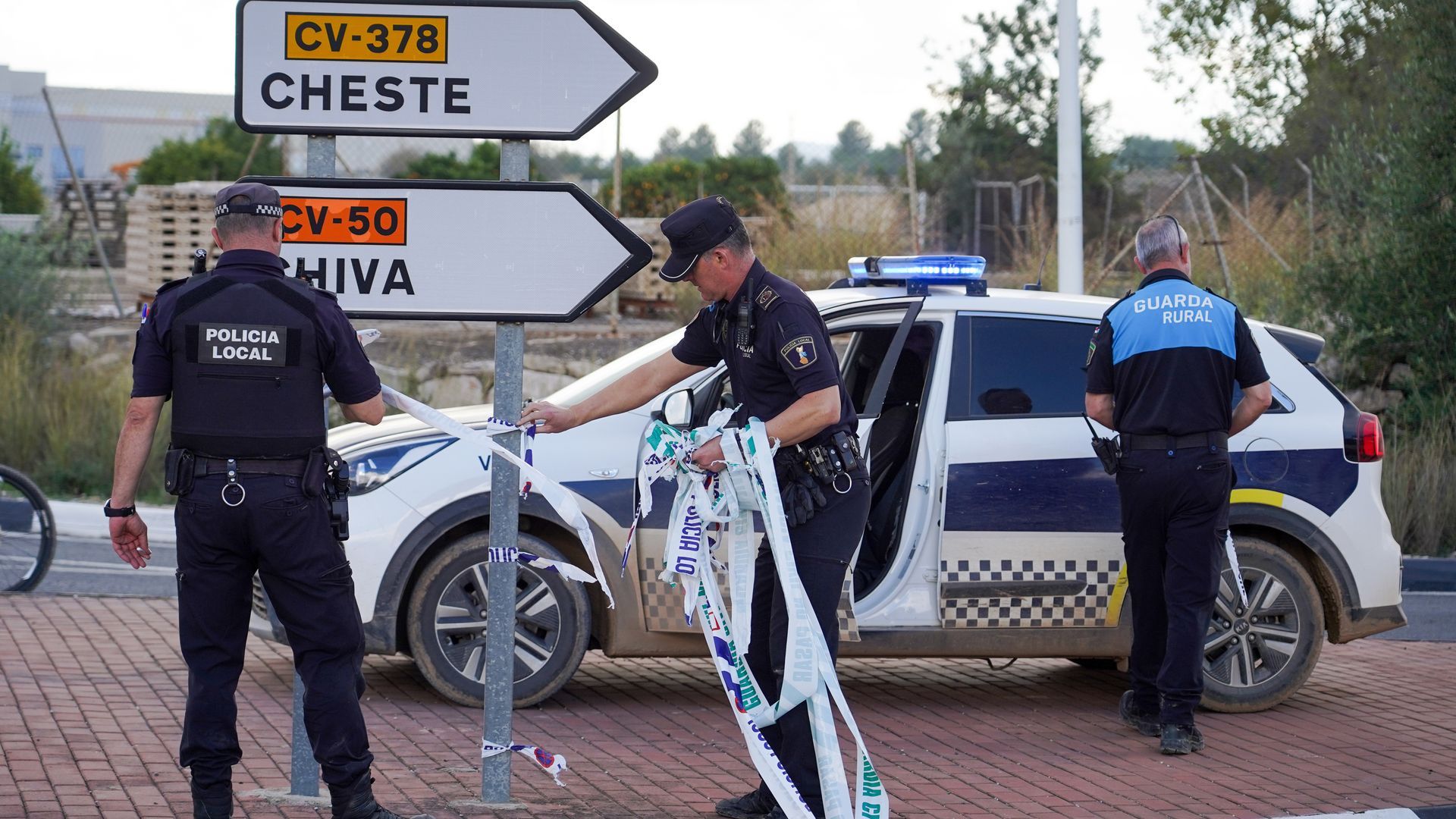 Un hombre secuestra a su exnovia introduciéndola en el maletero del coche y acaba detenido tras una persecución en Cheste, Valencia Un hombre secuestra a su exnovia introduciéndola en el maletero del coche y acaba detenido tras una persecución en Cheste, Valencia