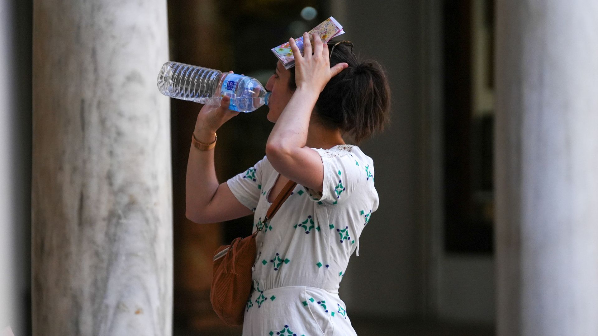 Una mujer bebiendo agua durante una ola de calor en Sevilla Una mujer bebiendo agua durante una ola de calor en Sevilla