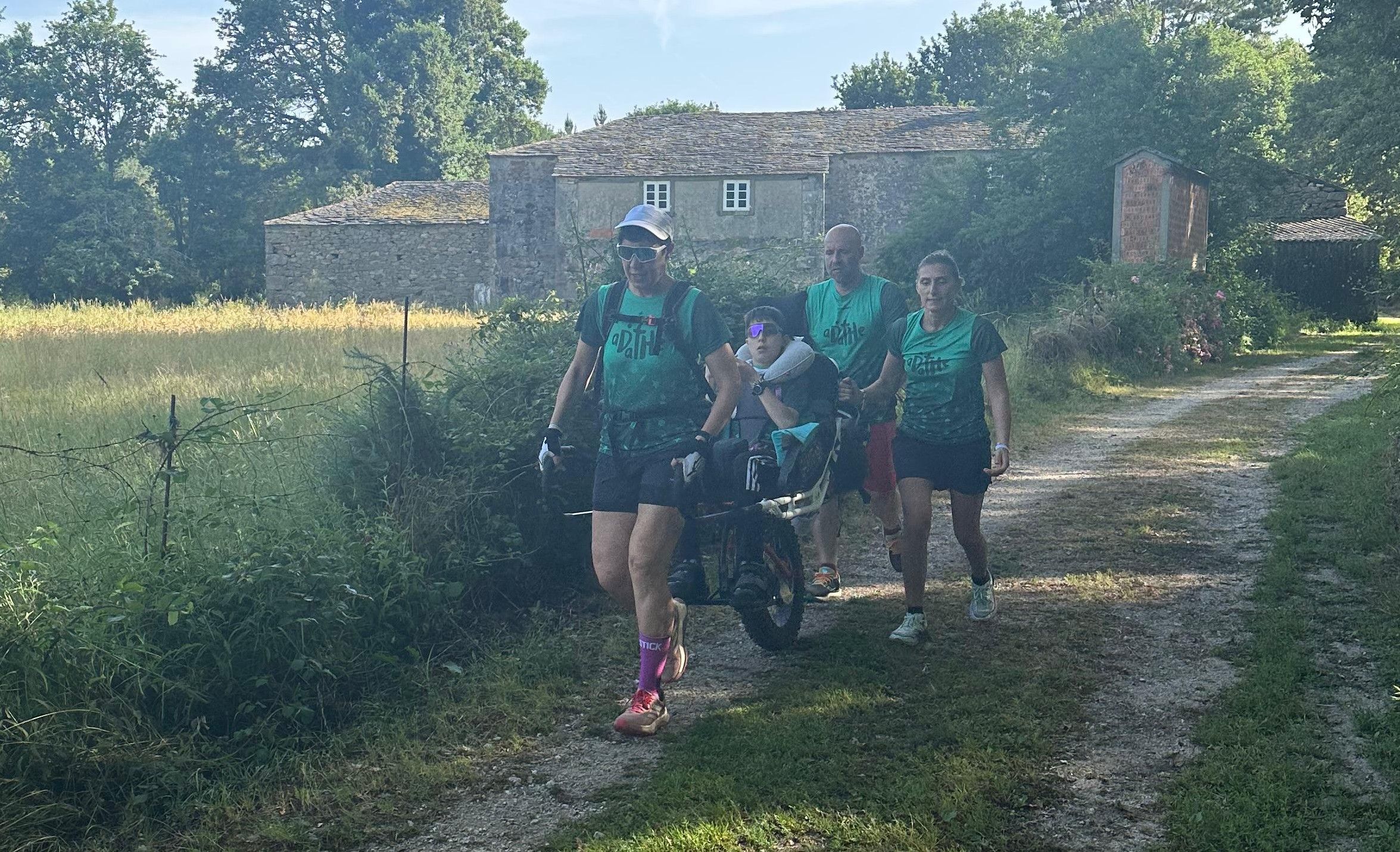 Uno de los mellizos siendo llevado por un tramo del Camino de Santiago