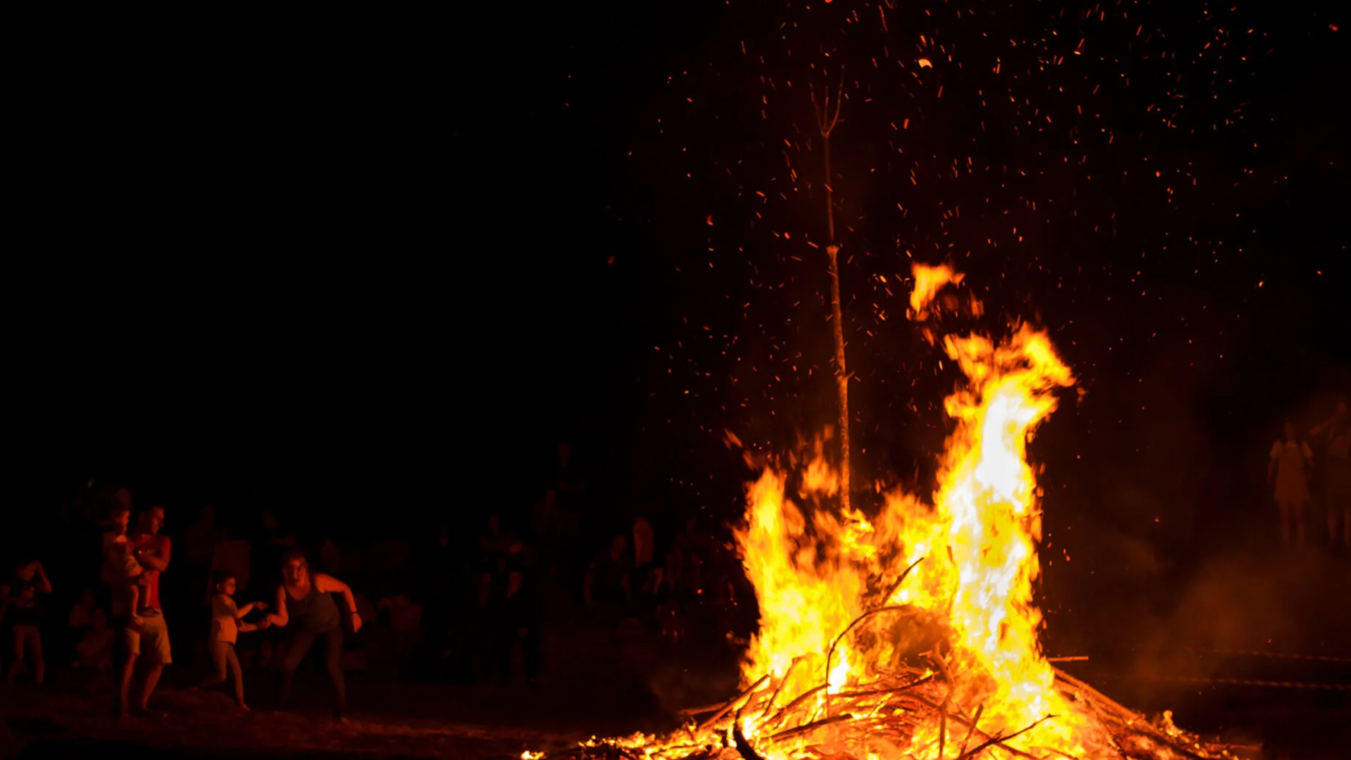 Vecinos de Cuntis disfrutando de la noche de San Juan en Castrolandín Vecinos de Cuntis disfrutando de la noche de San Juan en Castrolandín