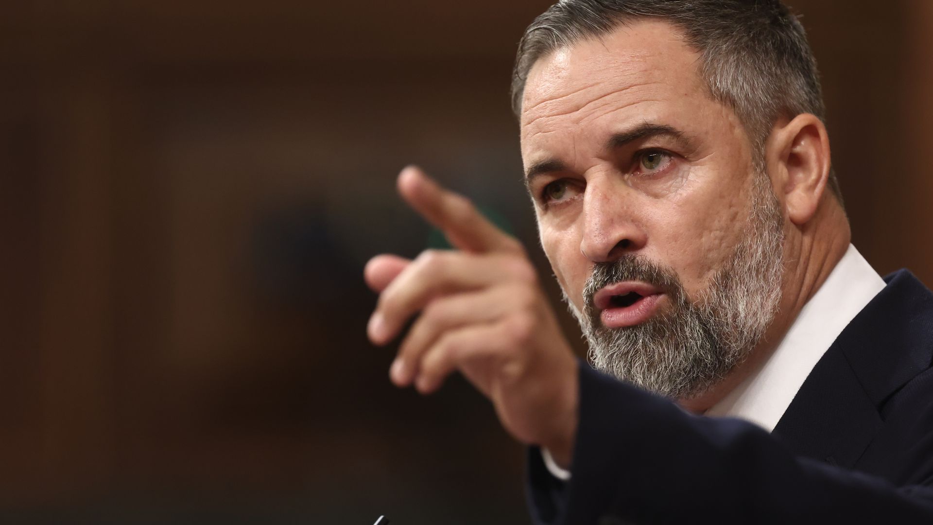 Abascal, a Sánchez: “Ojo con los aplausos. Cuantos más decibelios, más años caen”