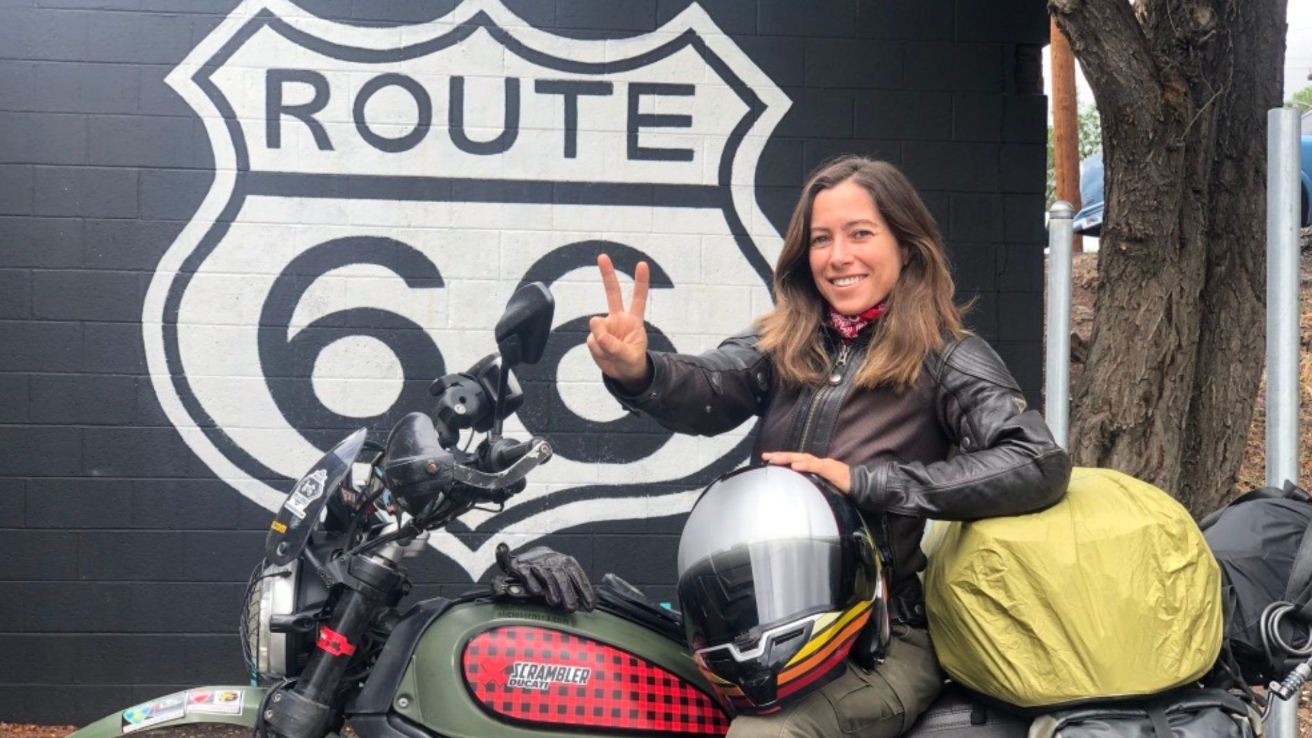 Alicia posa junto al cartel de la Ruta 66