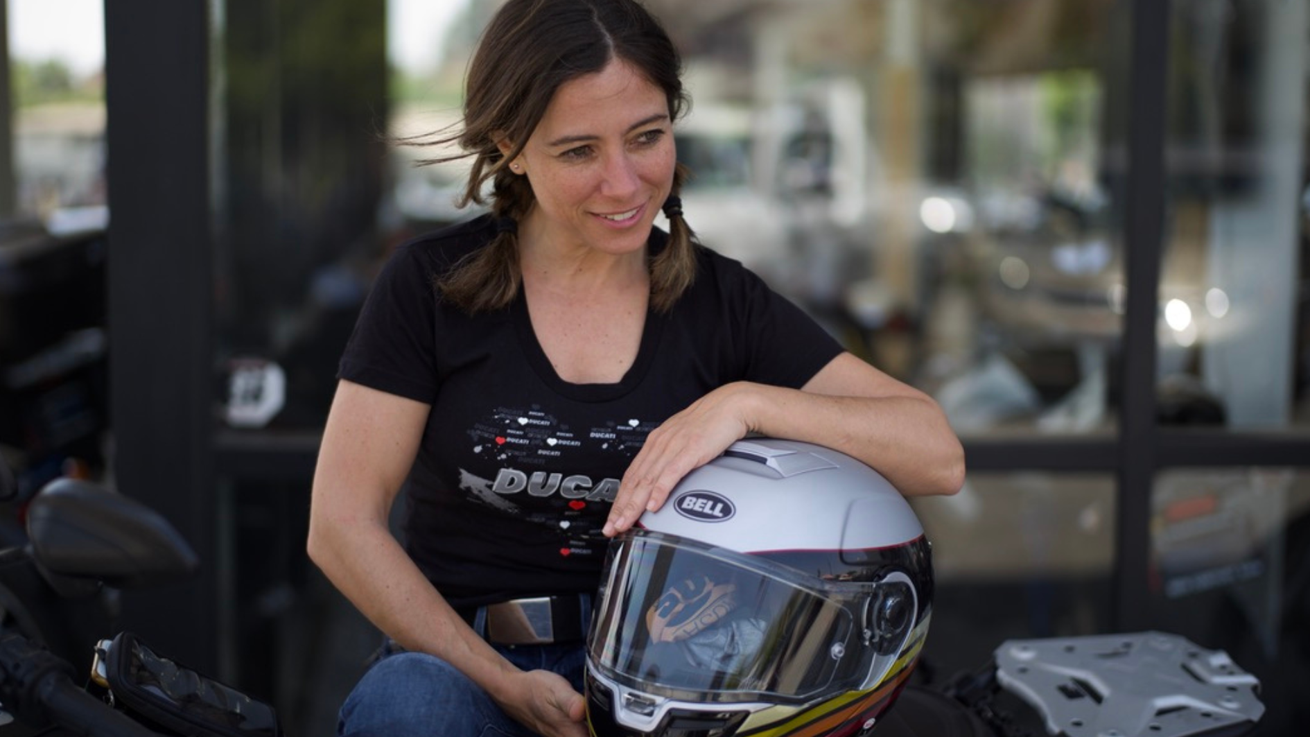 Alicia Sornosa posa sobre su moto