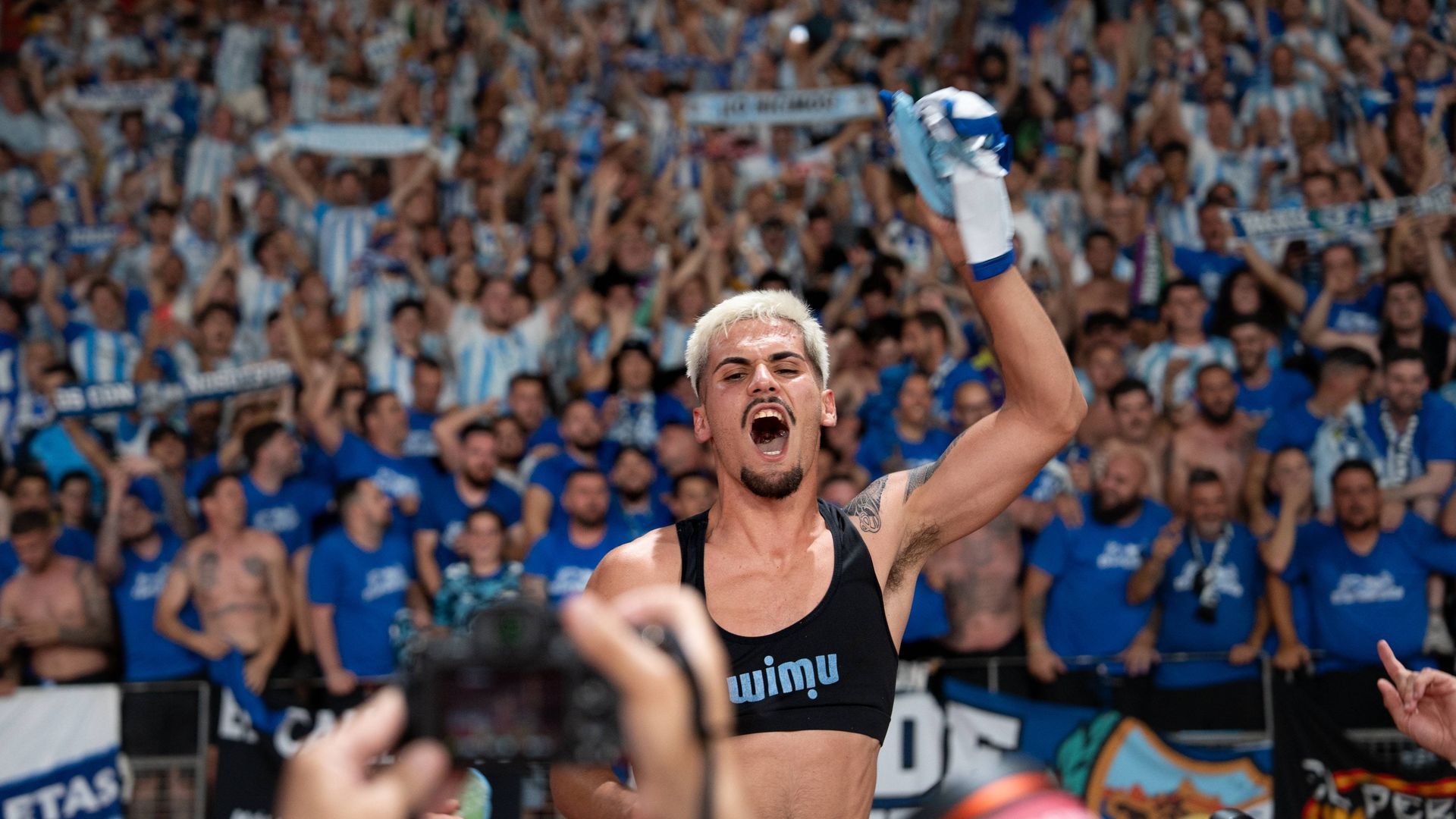 Chupe celebra el ascenso del Málaga en Almería