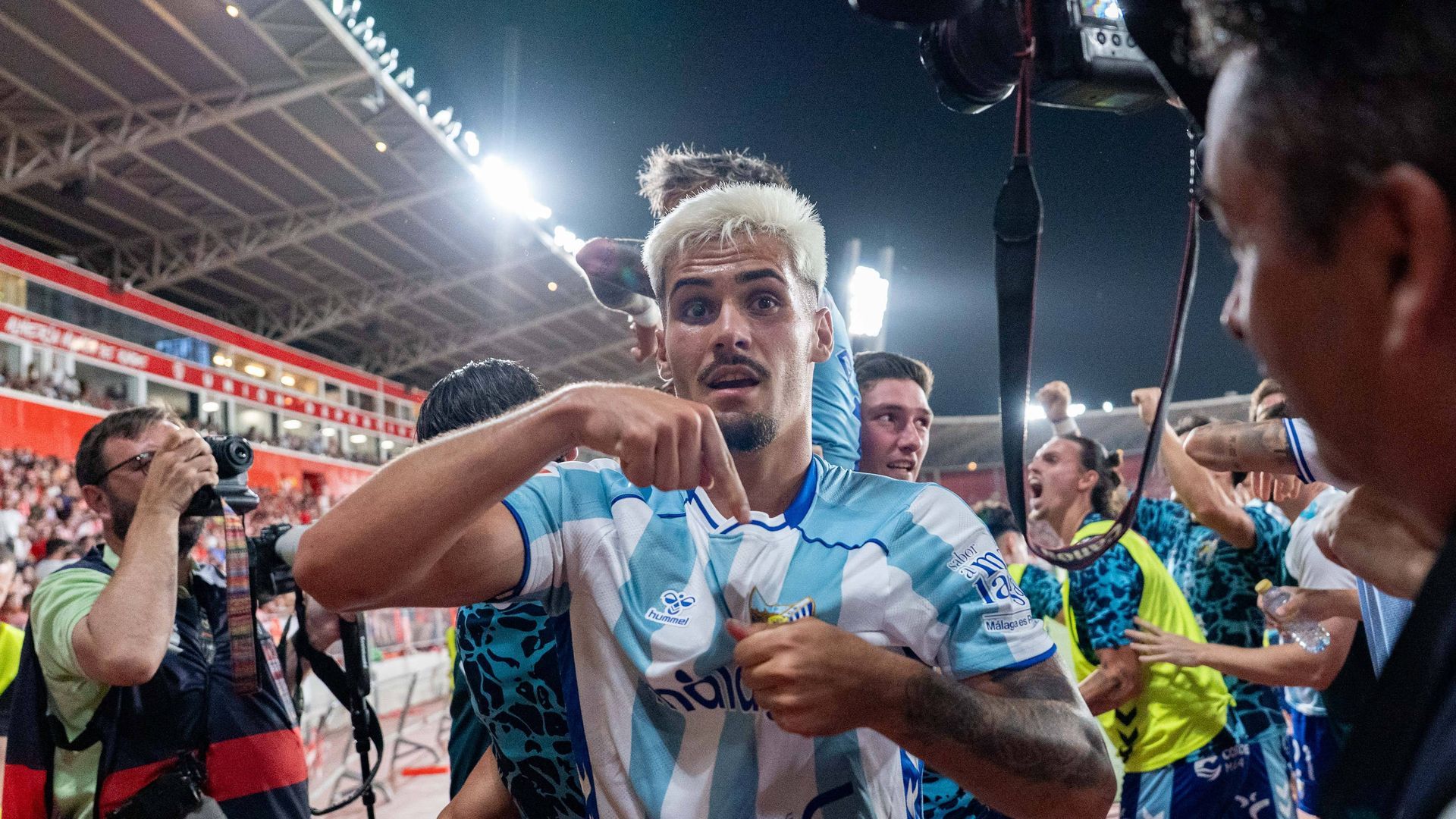 Chupe celebra el ascenso del Málaga en Almería Chupe celebra el ascenso del Málaga en Almería