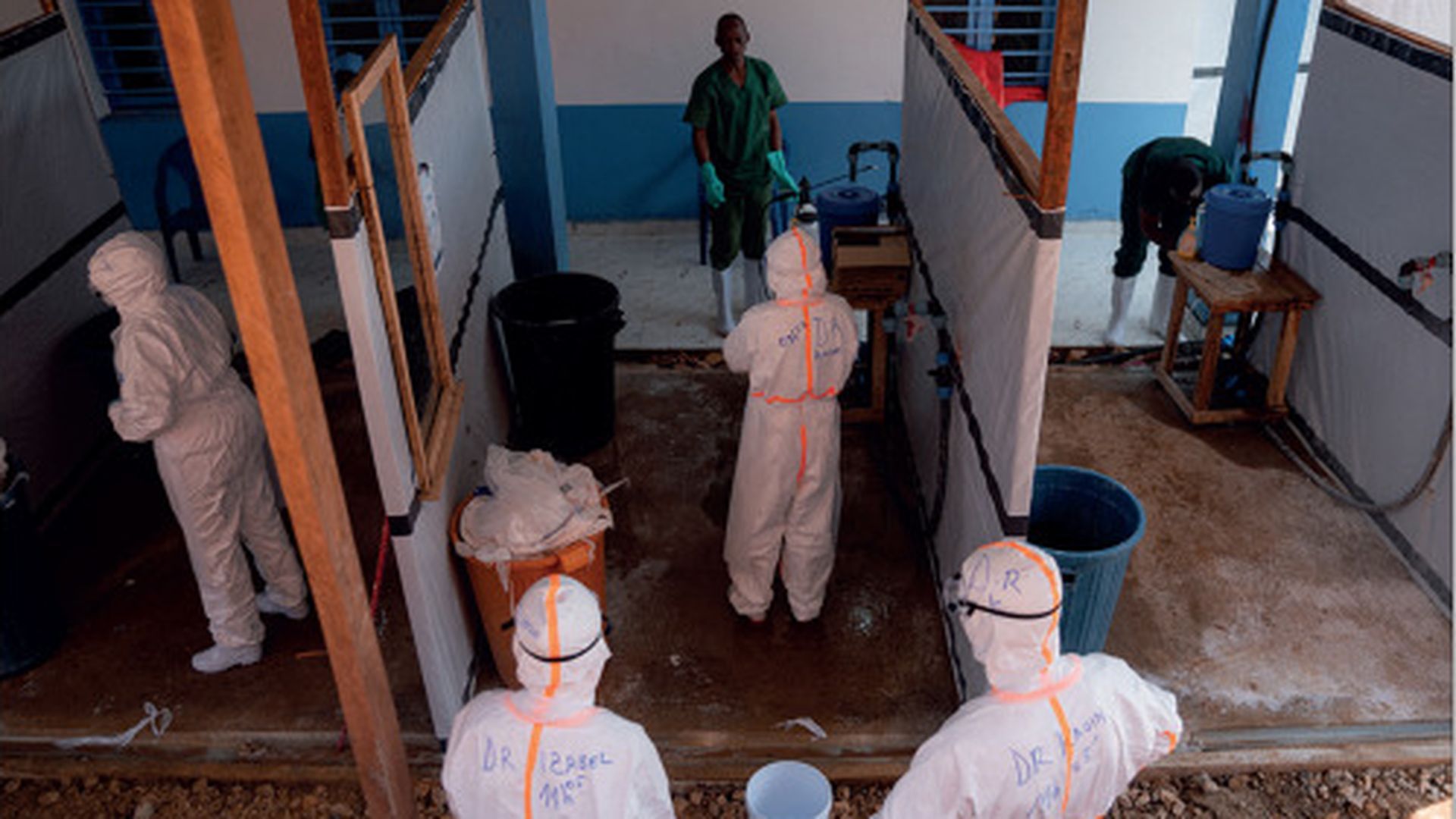 Descontaminación en un centro de tratamiento del ébola en Bunia, República Democrática del Congo. Descontaminación en un centro de tratamiento del ébola en Bunia, República Democrática del Congo.