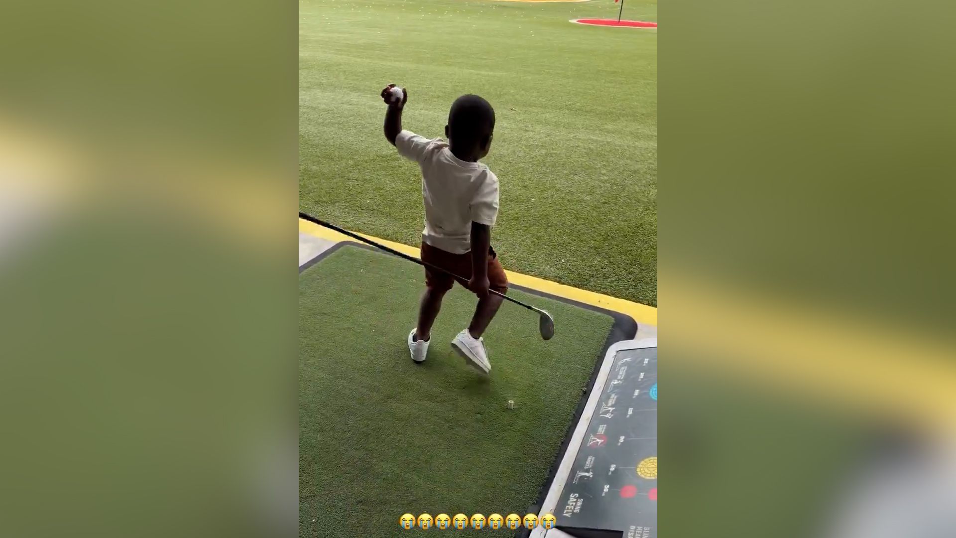 El hermano de Lamine Yamal intentando jugar al golf