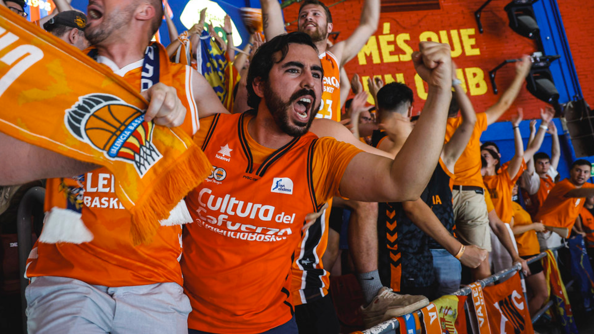 El Roig Arena celebra el título del Valencia Basket mientras su afición lo apoya en el Palau