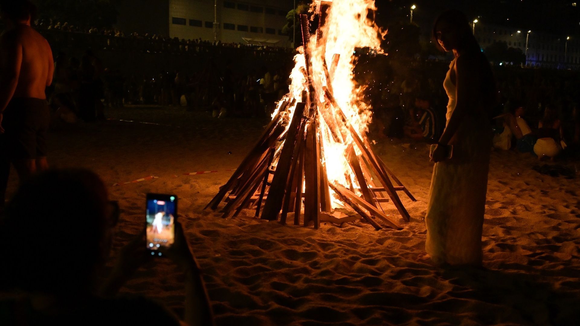 EuropaPress_7618423_varias_personas_celebracion_encendido_tradicionales_cacharelas_motivo_noche