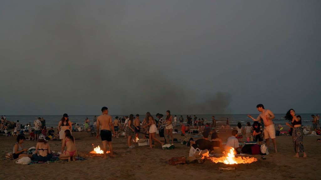 Hogueras y rituales en la playa, las escenas que deja una de las noches de San Juan más calurosas de la historia