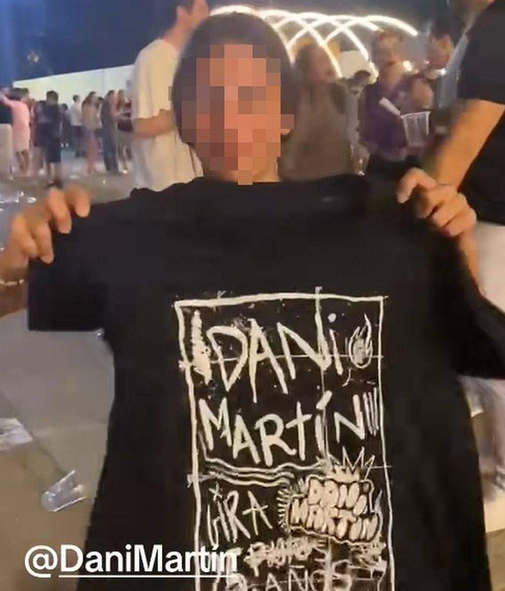 La pequeña del concierto con la camiseta