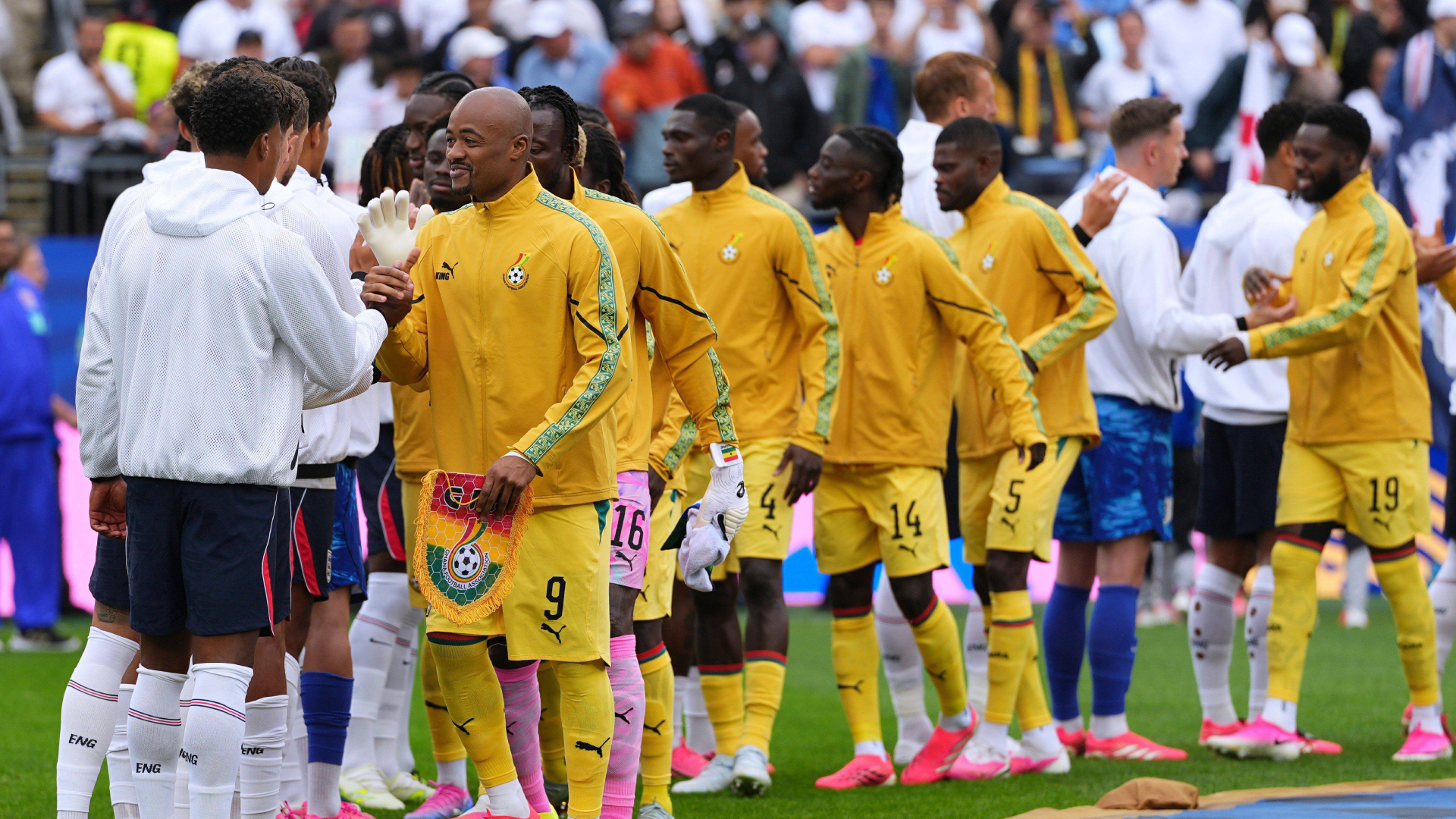Los jugadores de Inglaterra y Ghana se saludan antes del partido