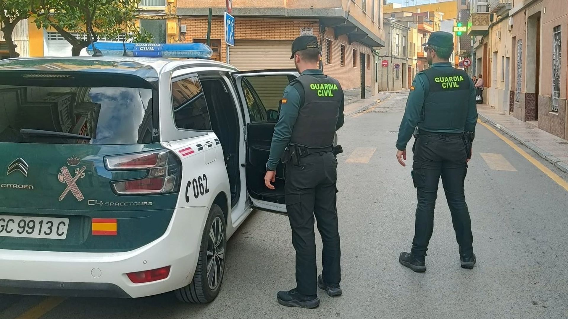 Los menores de 13 y 14 años que hirieron a una compañera en Foios planeaban un ataque a su instituto inspirándose en masacres como la de Columbine Los menores de 13 y 14 años que hirieron a una compañera en Foios planeaban un ataque a su instituto inspirándose en masacres como la de Columbine