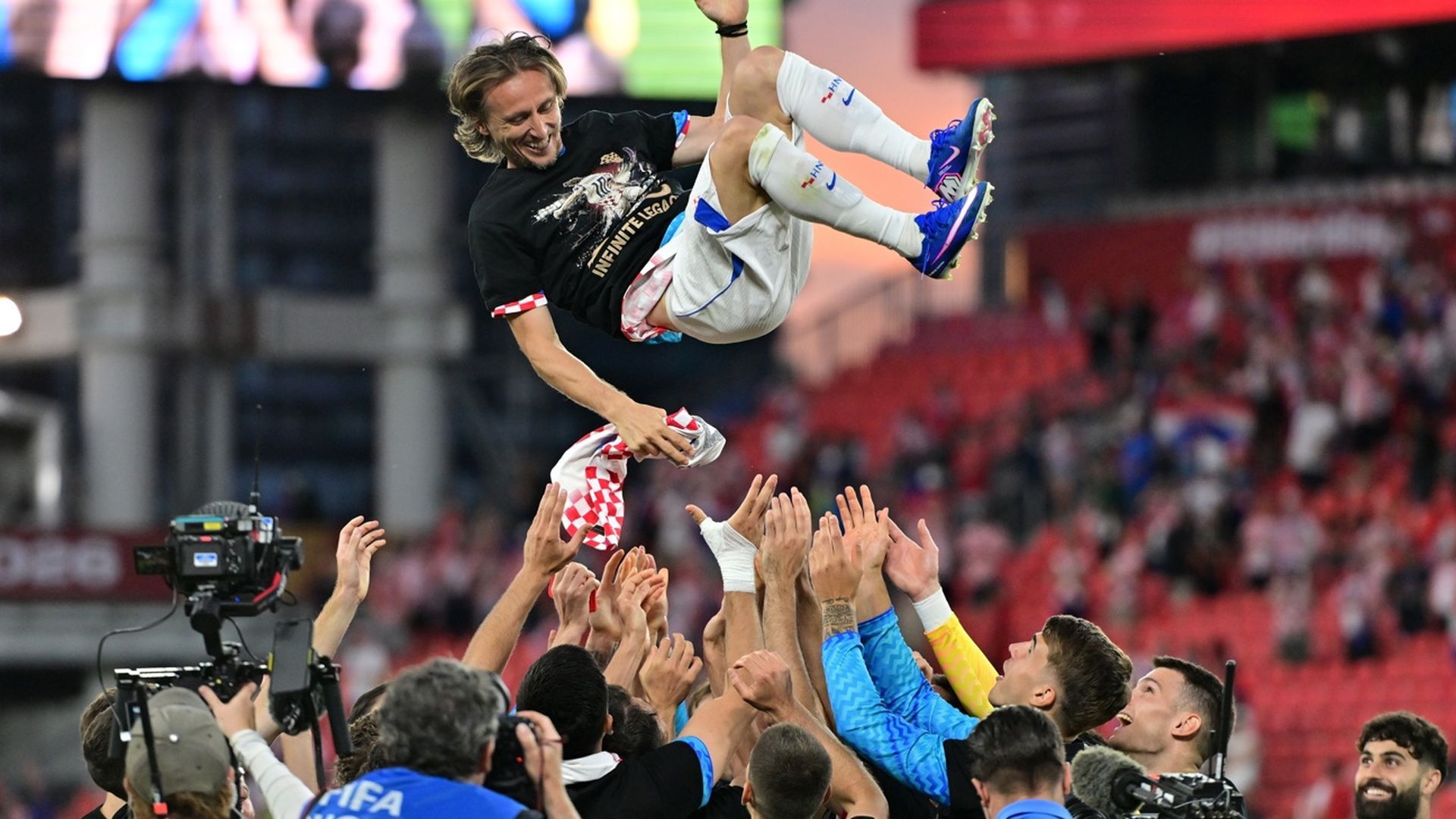 Luka Modric, manteado tras sus 200 partidos como internacional con Croacia