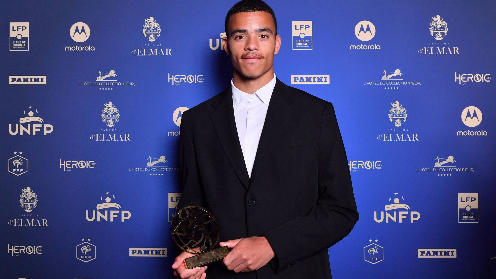 Mason Greenwood recoge un premio en Francia