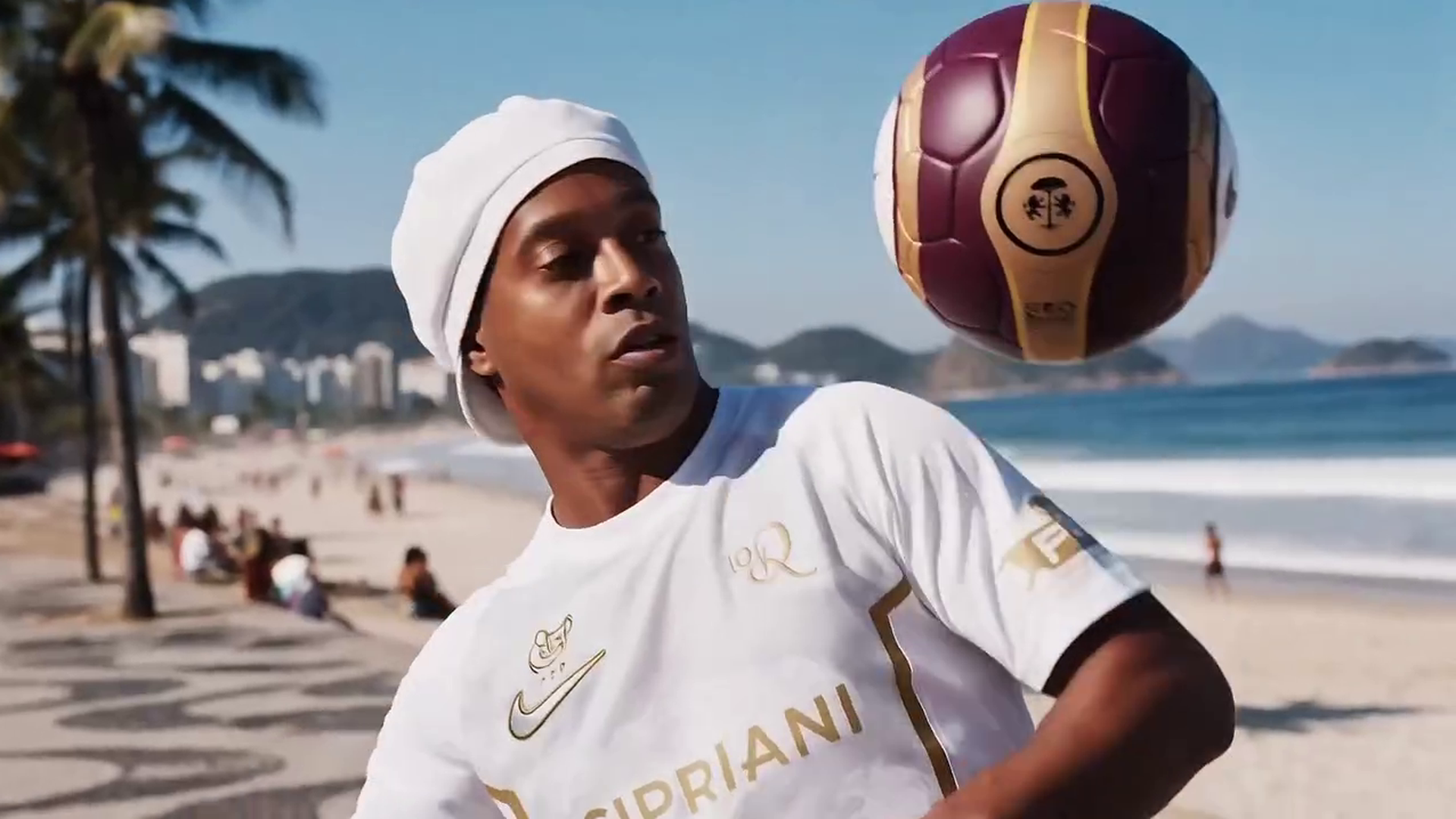 Ronaldinho Gaúcho vuelve al fútbol profesional con el Ravenna a sus 46 años: "Estoy deseando bailar con el balón" Ronaldinho Gaúcho vuelve al fútbol profesional con el Ravenna a sus 46 años: "Estoy deseando bailar con el balón"