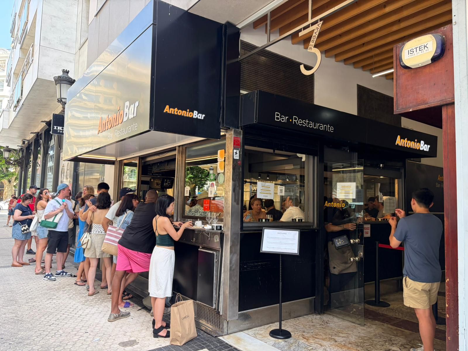Turistas haciendo cola ante el número 3 de la calle Bergara