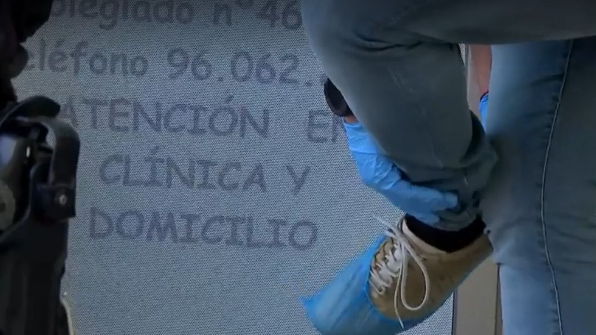 Un investigador se prepara para entrar en la Clínica Diálogo tras el crimen del logopeda