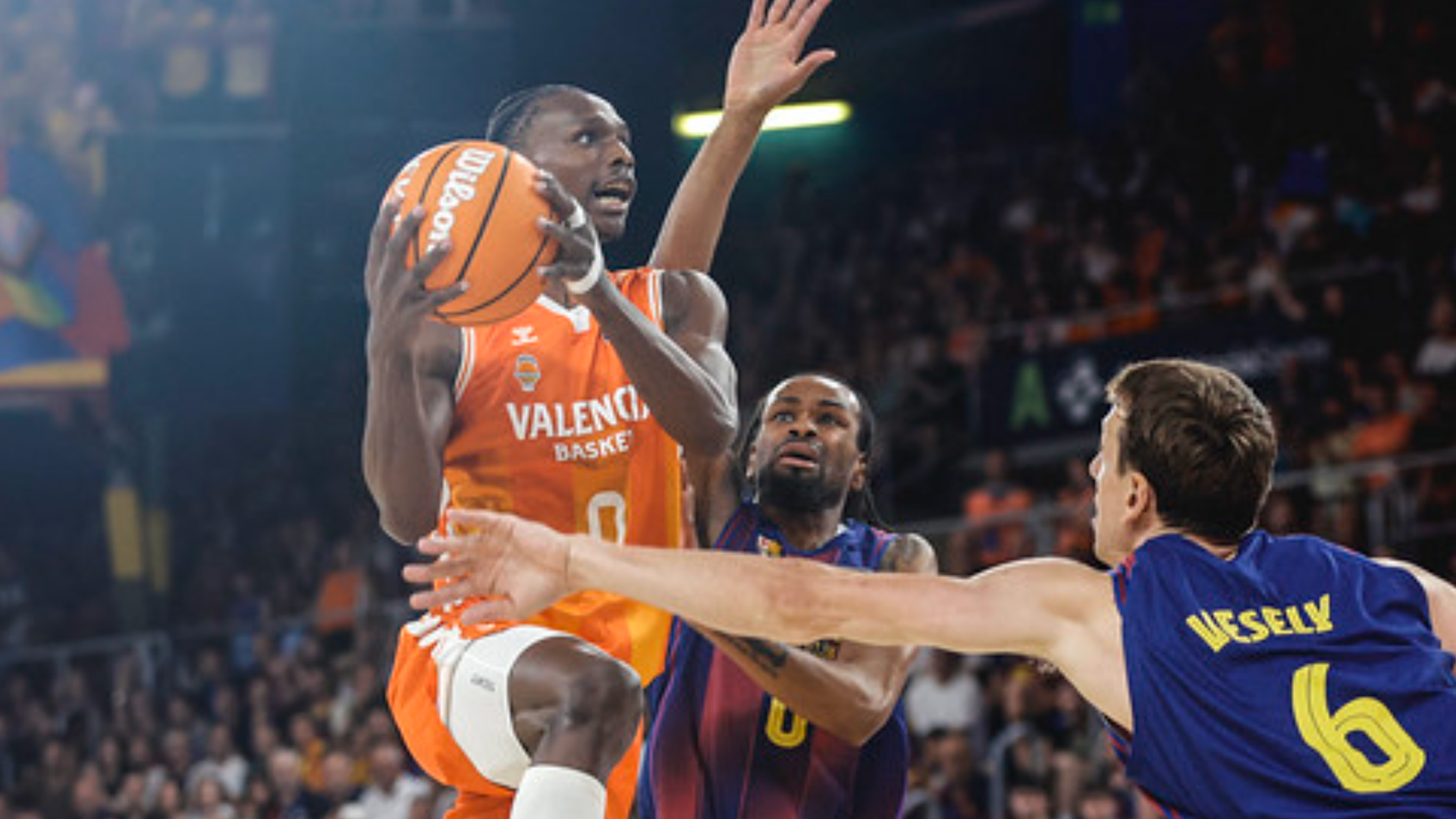 Valencia Basket apabulla al Barça en el Palau