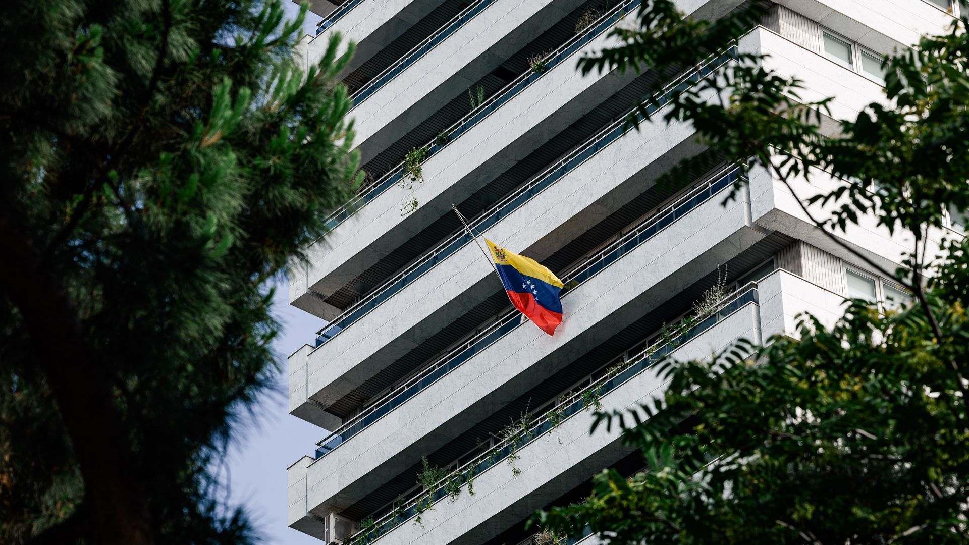 Bandera a media asta en la Embajada de Venezuela en Madrid