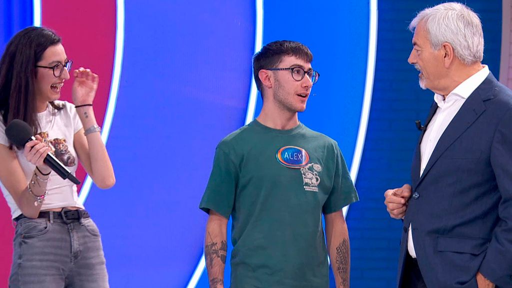 Carlos Sobera se sorprende con el gran parecido físico de una pareja de ‘El precio justo’: “Sois hermanos más que novios”