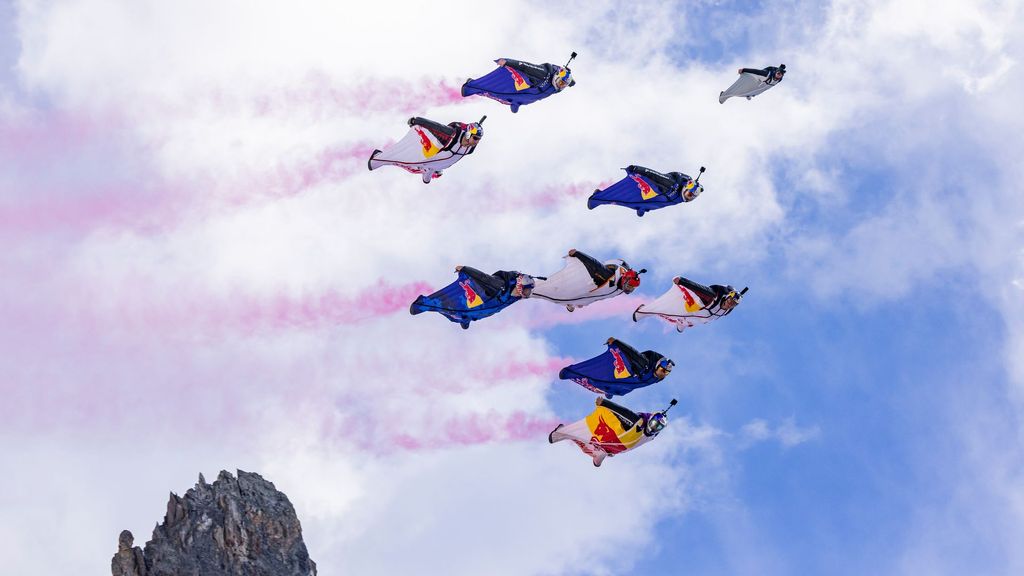 Dani Roman lidera el vuelo en formación más largo de wingsuit jamás realizado sobre el Mont Blanc