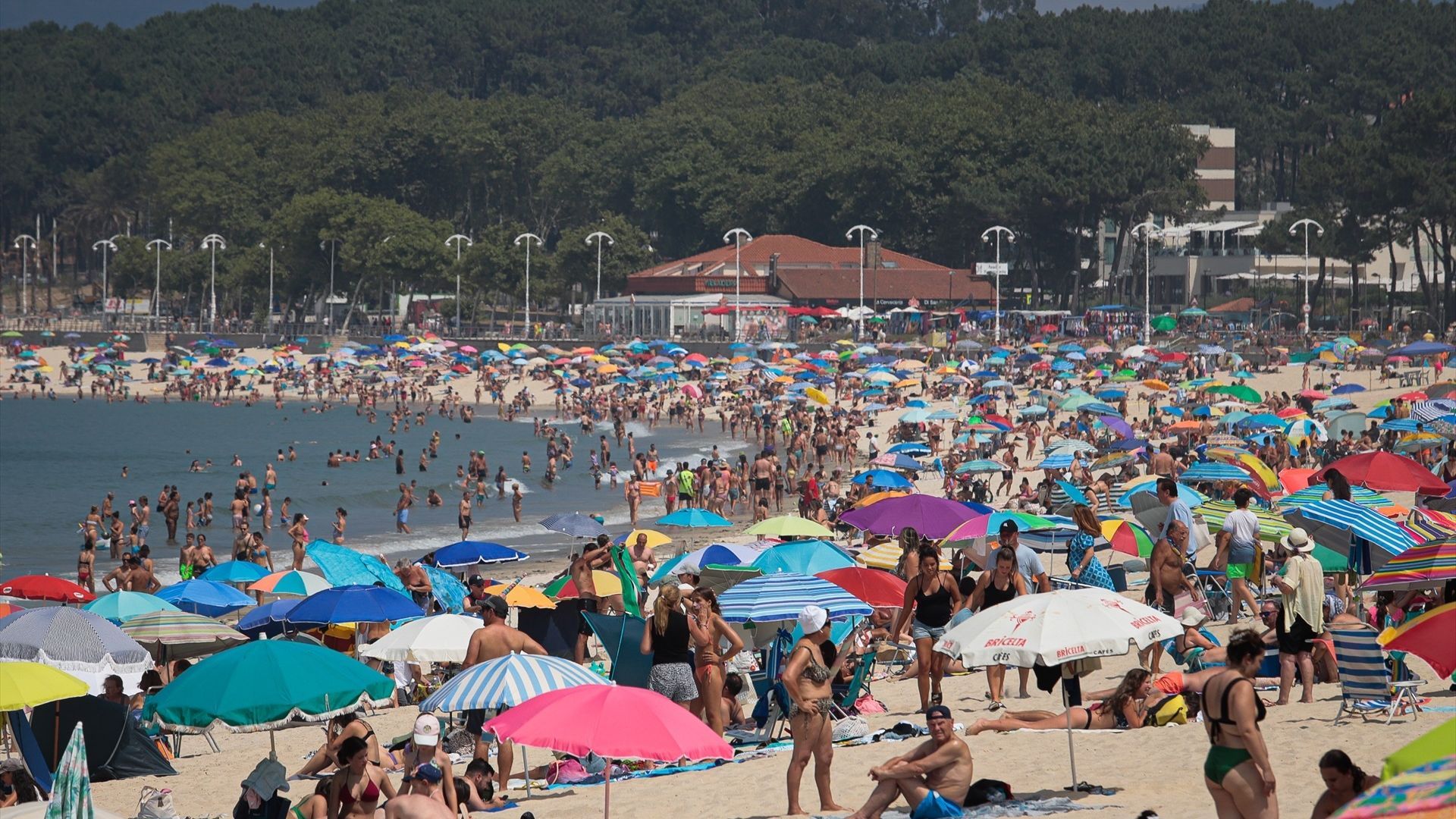 Foto de archivo de bañistas en una playa gallega