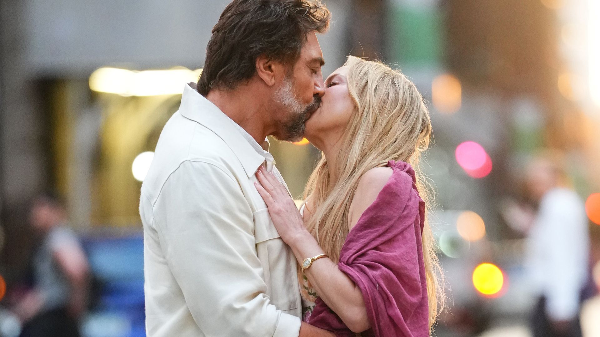 Javier Bardem y Kate Hudson en pleno beso callejero
