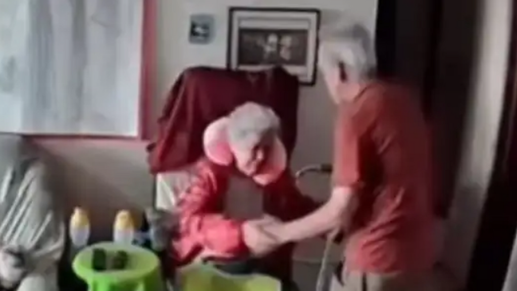 La desgarradora imagen de un matrimonio de ancianos en mitad del terremoto en Venezuela: "Amor, no te vayas"