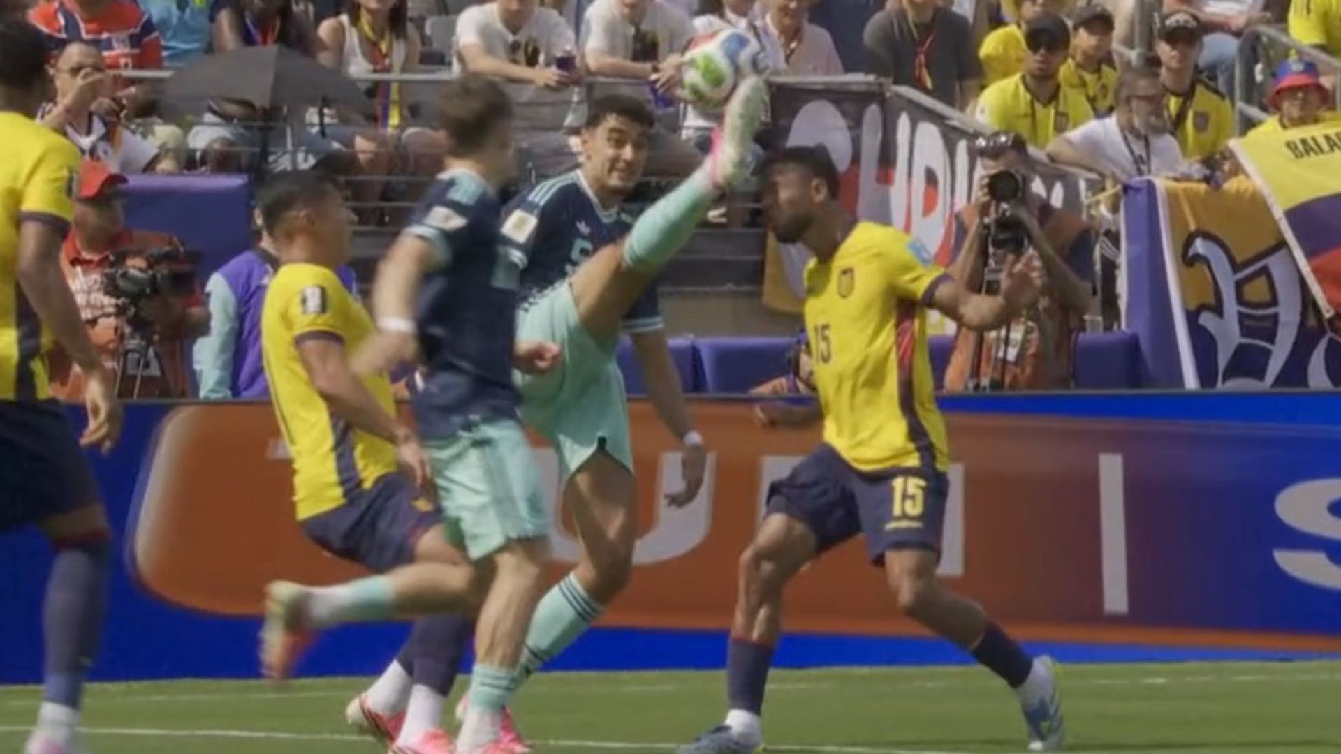 La falta de Pavlovic previa al gol de Sané