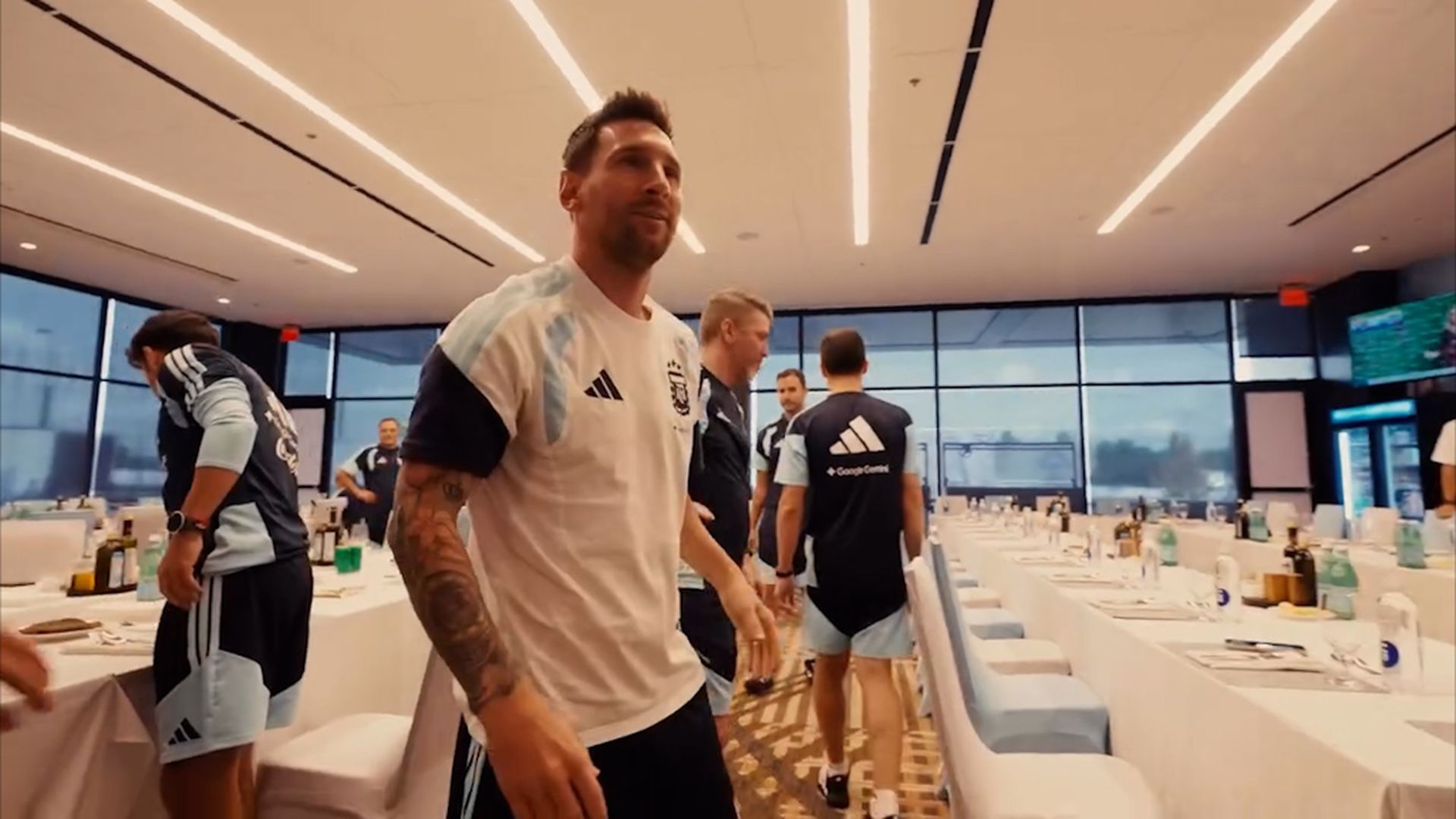 La reacción de Leo Messi al ver la sopresa de sus compañeros por su cumpleaños