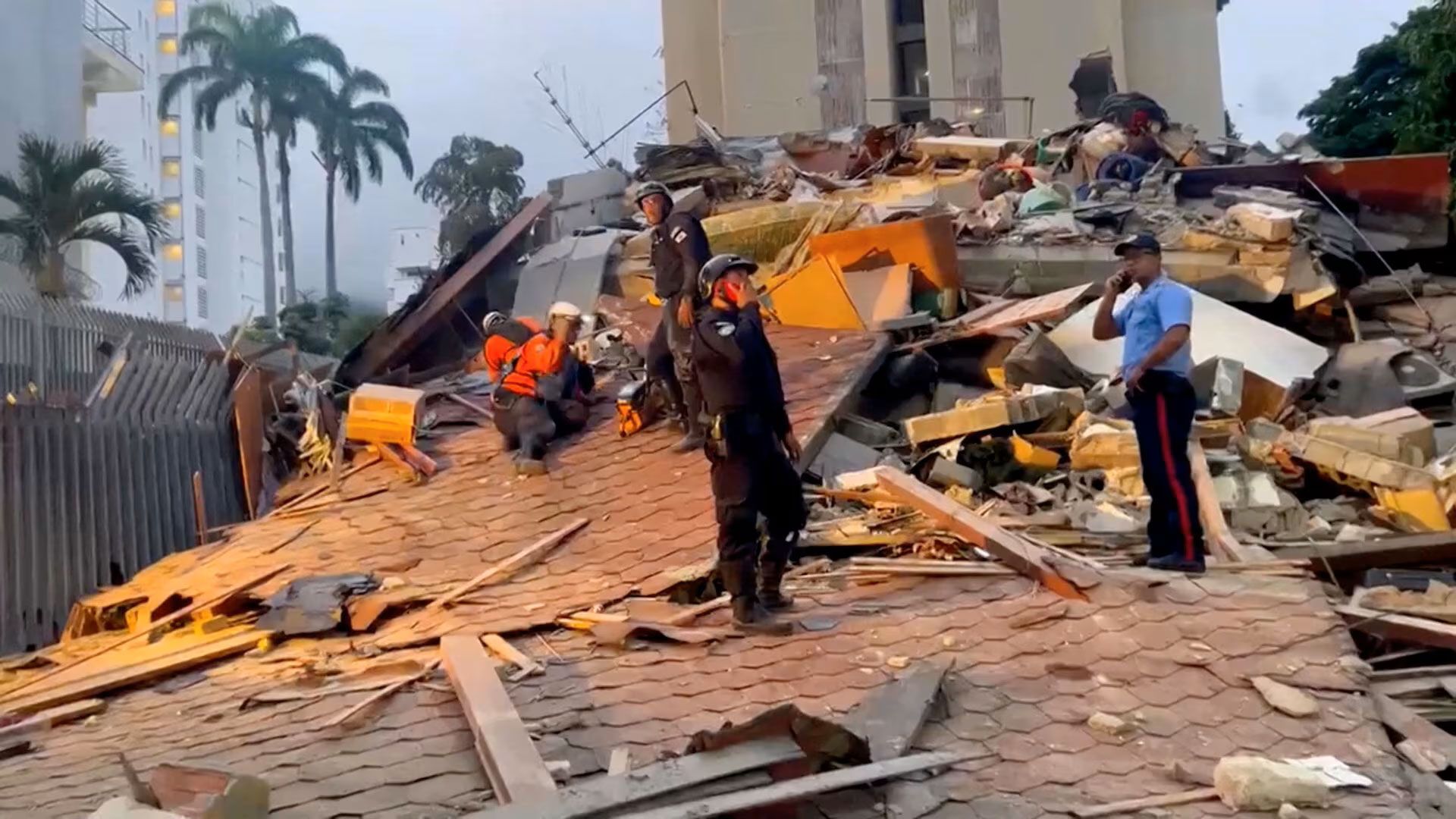 Los equipos de rescate siguen buscando desaparecidos entre los escombros tras los dos terremotos en Venezuela
