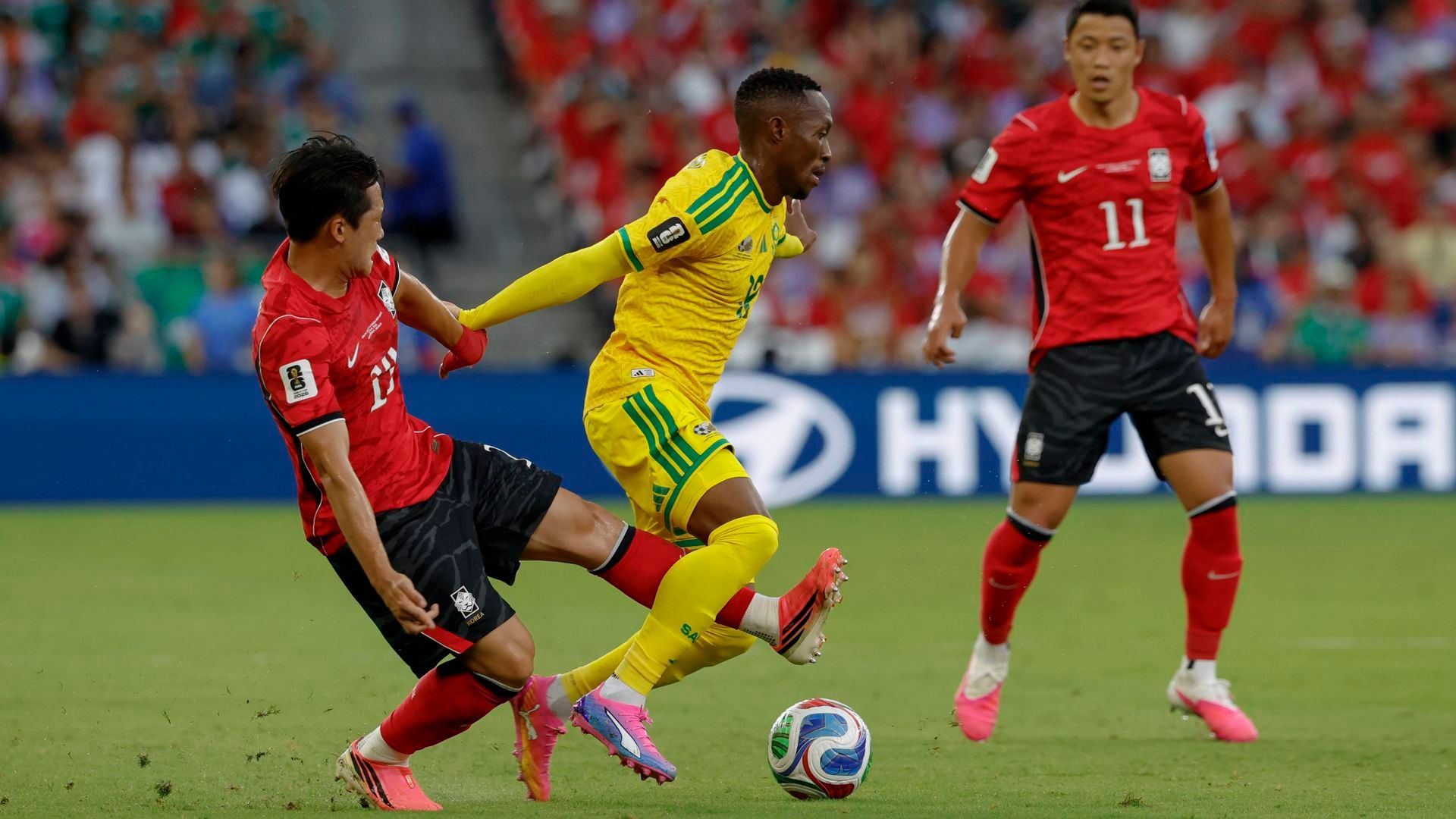 Los jugadores de Sudáfrica y Corea del Sur durante el partido