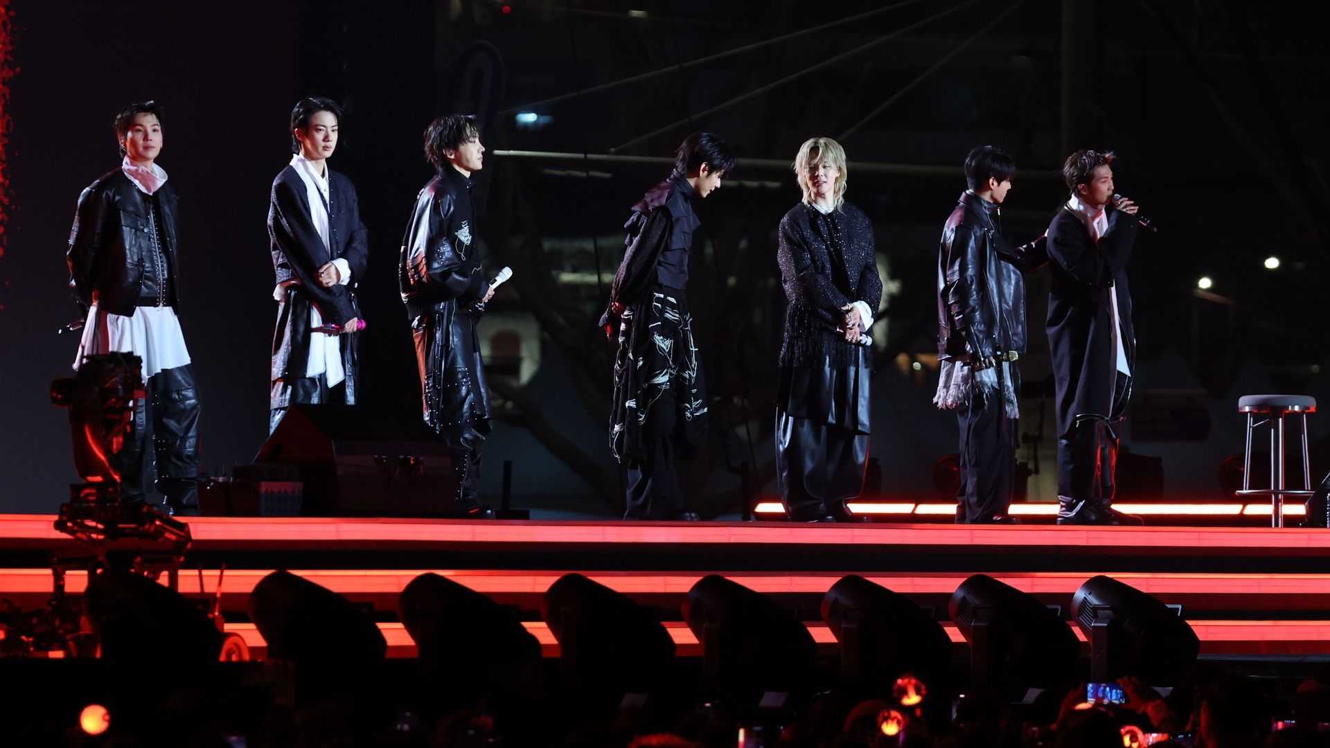 Los siete integrantes de BTS, en su concierto de regreso en Seúl