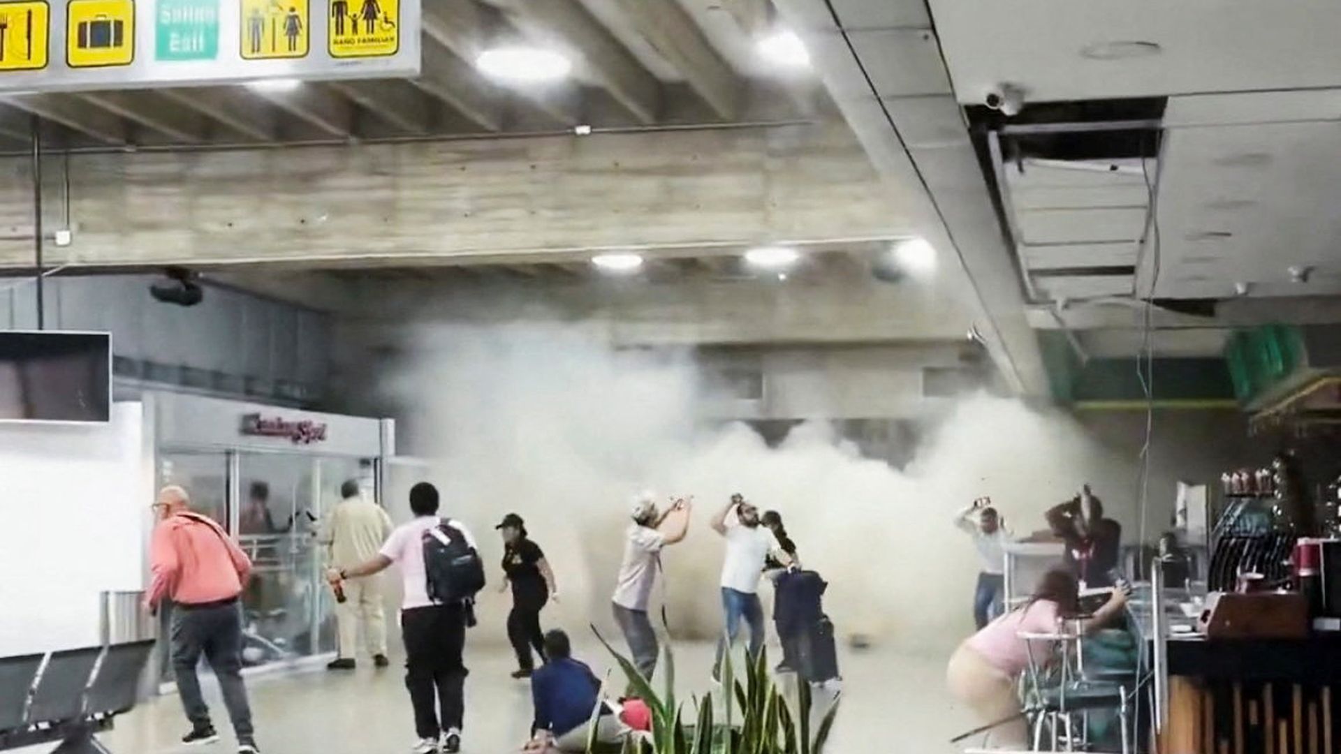 Momento en el que uno de los dos temblores consecutivos que han golpeado la zona norte de Venezuela sorprende a los pasajeros en el Aeropuerto Internacional Simón Bolívar en Maiquetia