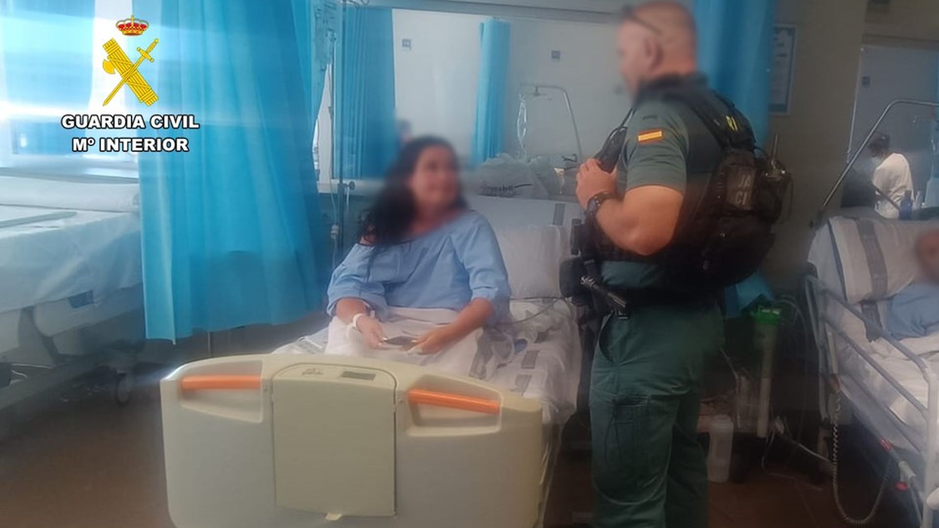 Mujer rescatada por la Guardia Civil en Torrevieja