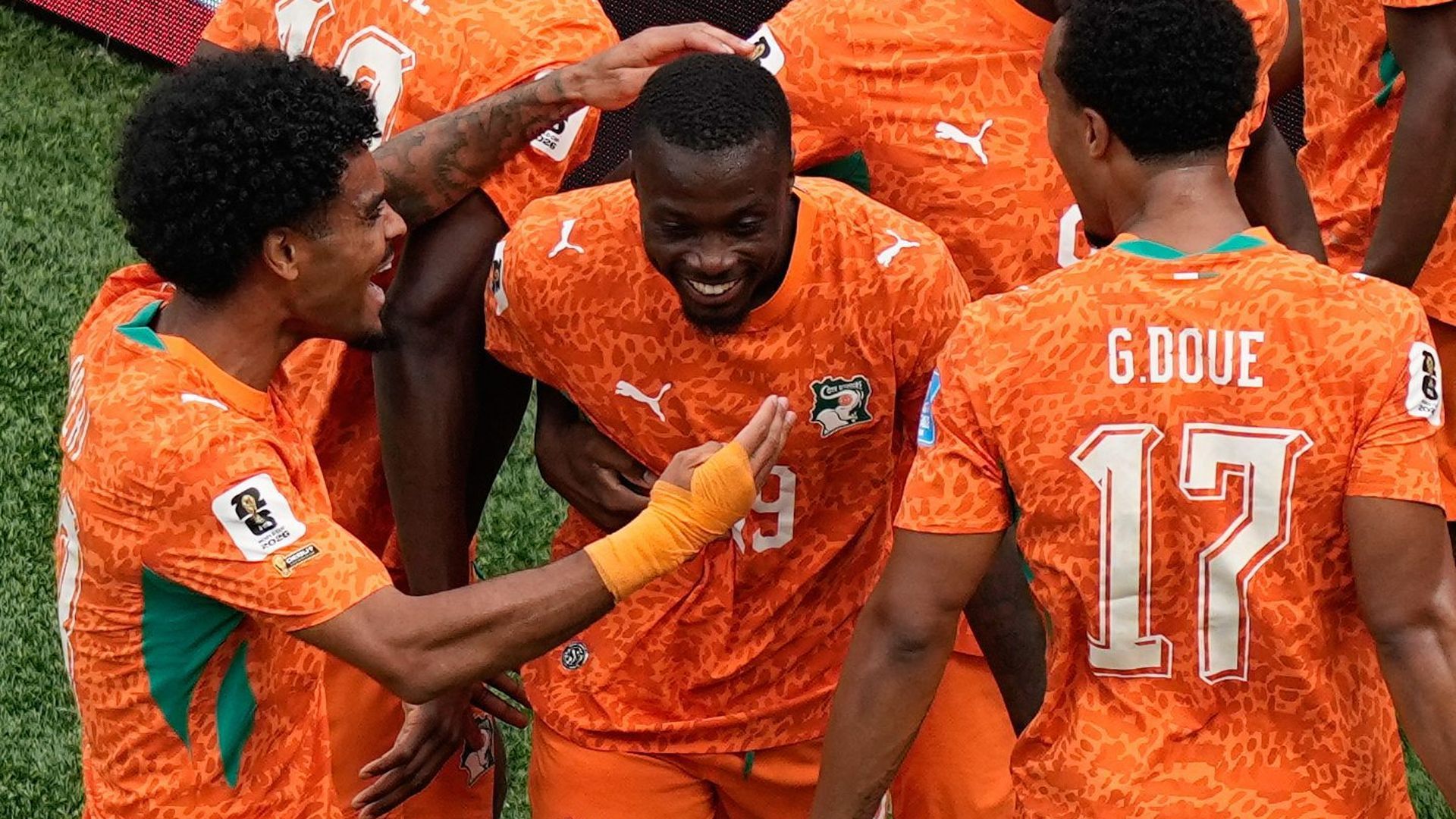 Nicolás Pépé celebra su gol