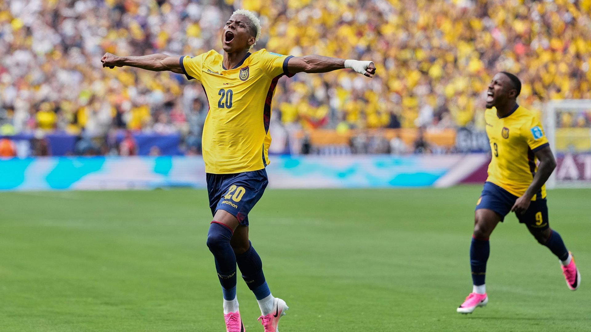 Nilson Angulo celebra su gol en el Ecuador-Alemania