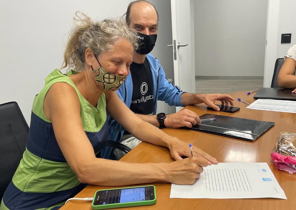 Tibor y Maaike firmando la compra de su porción de la Bárcena de Burena