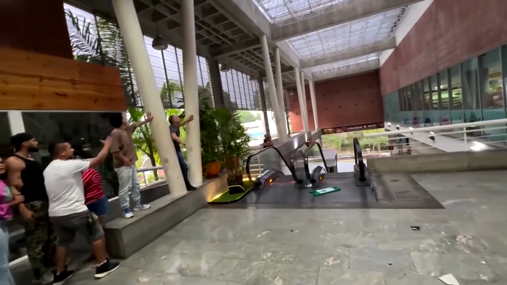 Un joven relata cómo vivieron el doble terremoto de Venezuela en un centro comercial de Caracas: "Si el techo se caía, me tiraba por la barandilla"