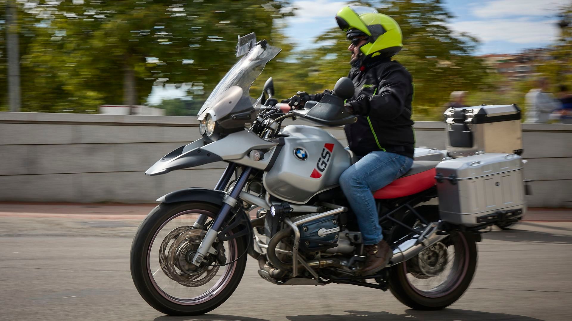 Un motorista circulando por Madrid, en una foto de archivo