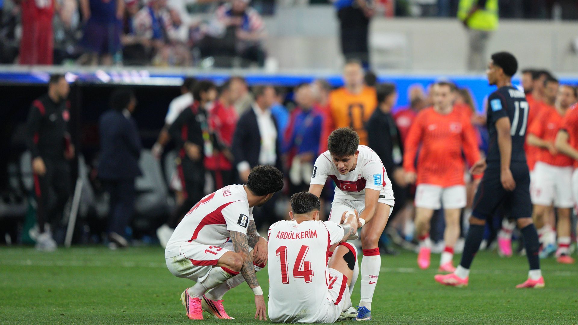 Arda Güler animando a sus compañeros tras la eliminación de Turquía