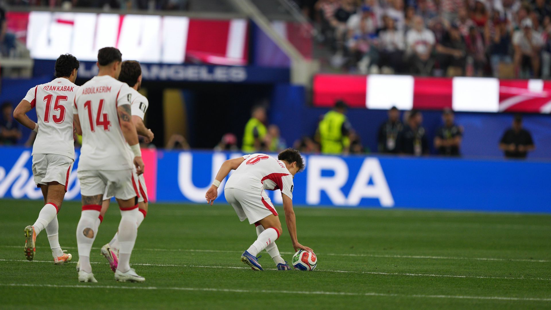 Arda Güler dejando el balón en el centro del campo tras marcar gol a EE.UU.