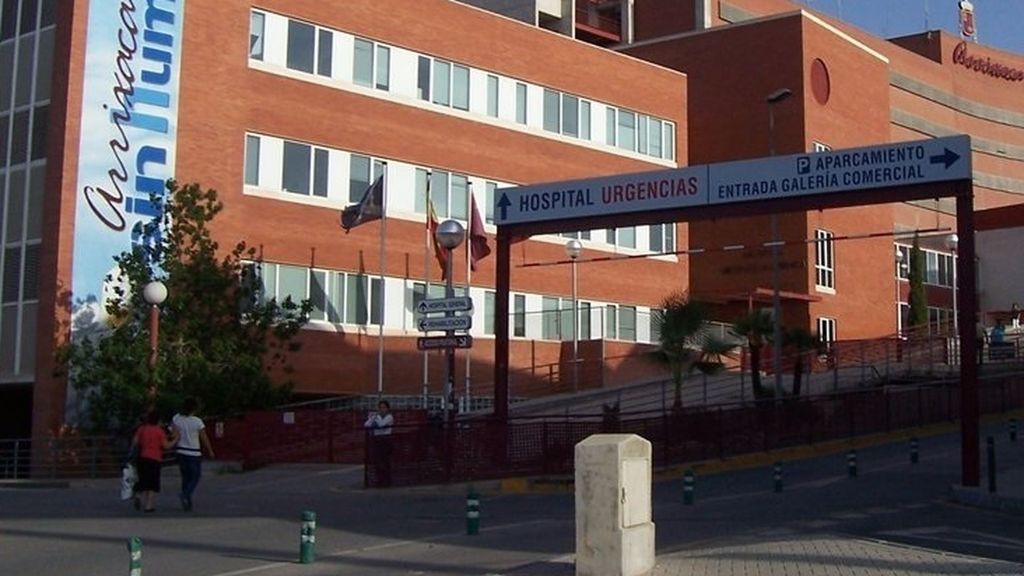 El herido a martillazos en Torre Pacheco sigue debatiéndose entre la vida y la muerte en el hospital