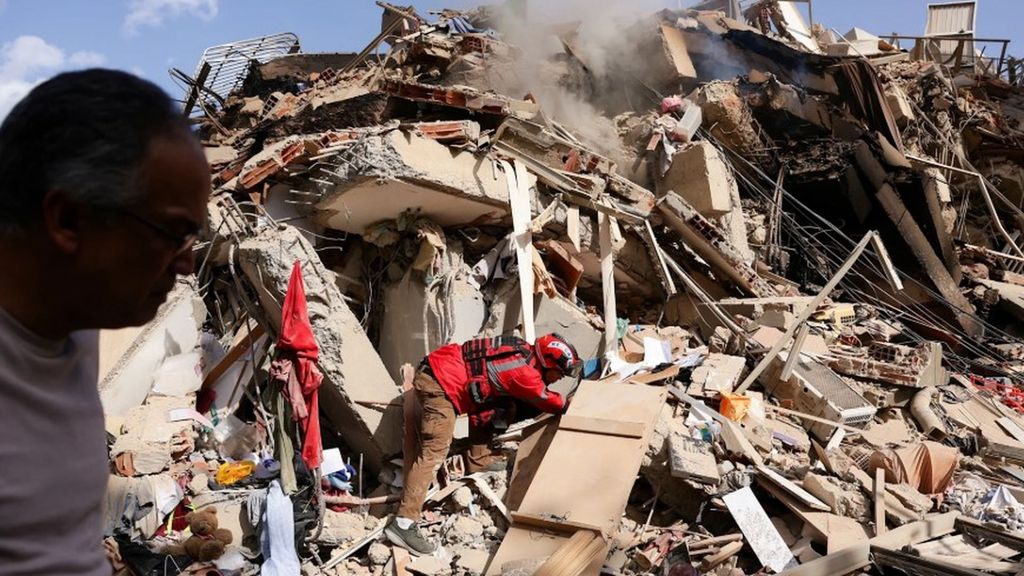 Los equipos de rescate buscan supervivientes en Venezuela bajo las miradas y las lágrimas de los familiares